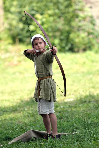 Середньовічних лучників хлопчик — стокове фото