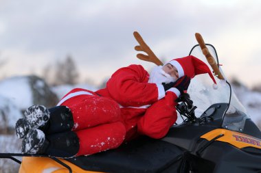 kar arabası olarak Noel Baba