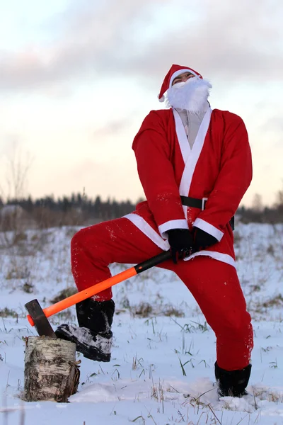 Weihnachtsmann mit Axt — Stockfoto