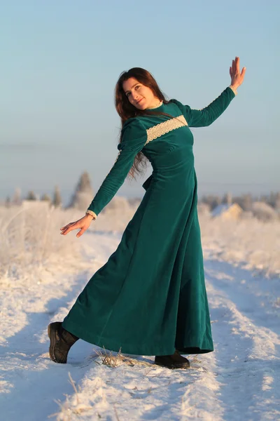 冬の緑のドレスの女性 ロイヤリティフリーのストック画像