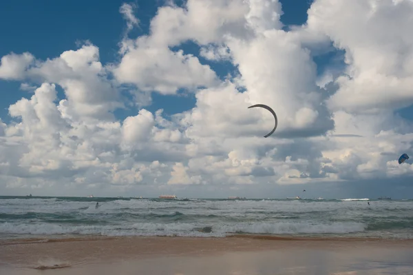 Kitesurfer auf dem Meer Stockfoto