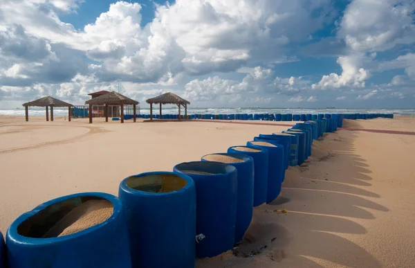 Blauwe vaten op het strand Stockafbeelding