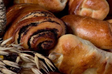 ekmek gruptablo üzerinde hamur yoğurma