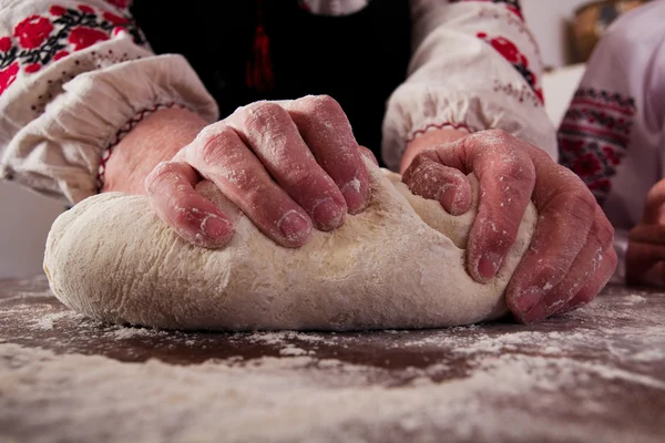 Amassar a massa de farinha na mesa — Fotografia de Stock