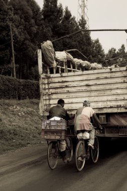 Erkekler bir sürüş yokuş yukarı Kenya yakalamak