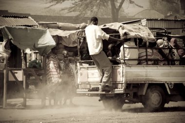 Erkekler bir sürüş yokuş yukarı Kenya yakalamak