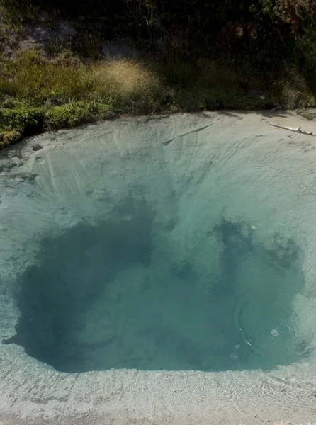 Йеллоустонский геотермальный бассейн — стоковое фото