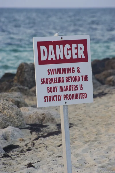 Danger signe sur la plage — Photo