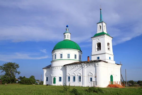 Kerk in dorp in de zomer. Siberië, Rusland — Stockfoto