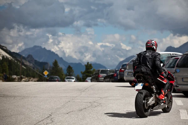 摩托车在山区道路上. 免版税图库图片