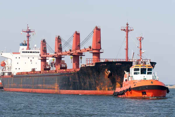 Big ship and tugboat assist. — Stock Photo, Image