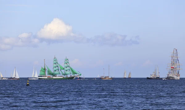 Boylu soylu Yelkenliler yarışları. — Stok fotoğraf