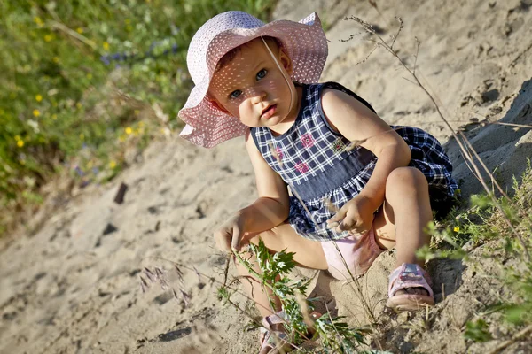 Ein kleines Mädchen. — Stockfoto