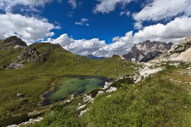 Dolomites - dağ gölü.