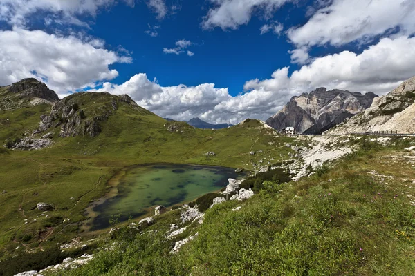 Dolomites - mountain lake. — Stock Photo, Image