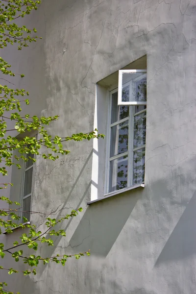 Открытое окно в доме — стоковое фото