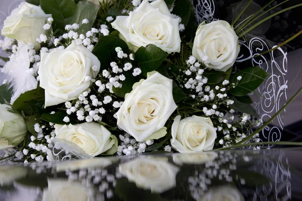 Fehér esküvői virágok-pillangó — Stock Fotó