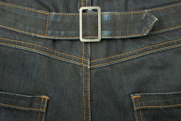 Tmavě modré džíny s kovovou přezkou — Stock fotografie