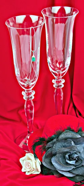 Två glas på röd bakgrund — Stockfoto