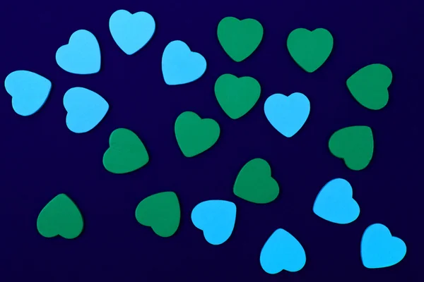 暗い青色の背景に青と緑のハート — ストック写真