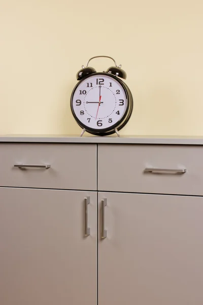 Relógio despertador na caixa das gavetas — Fotografia de Stock