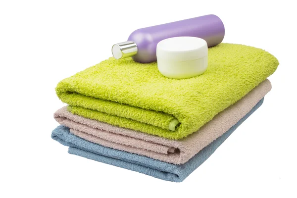 Ręczniki niebieski różowy zielony z szamponem i krem — Zdjęcie stockowe