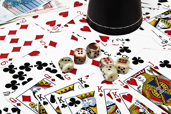 Hintergrund von Spielkarten und Würfeln — Stockfoto