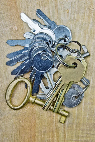 Ключи на деревянном фоне — стоковое фото