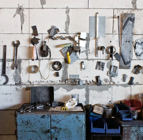 Assortiment van tools opknoping op de muur — Stockfoto