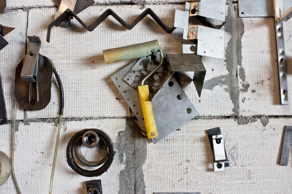 Assortiment d'outils suspendus au mur — Photo