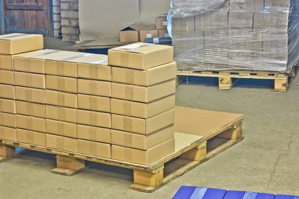 Karton dobozok fából készült palettán — Stock Fotó