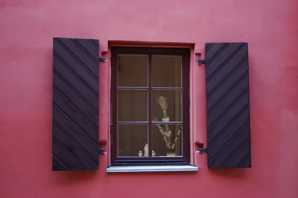 Закрыть старое деревянное окно — стоковое фото