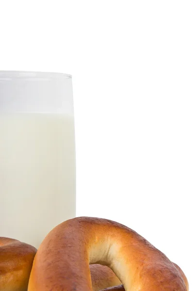 Vaso de leche y galletas en forma de anillo — Foto de Stock