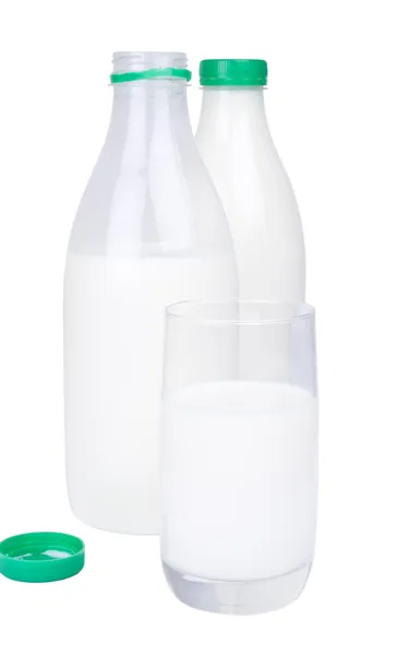 2 botellas de leche y un vaso de leche — Foto de Stock