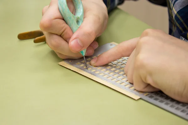 Braille prickar - writeing utan att se — Stockfoto