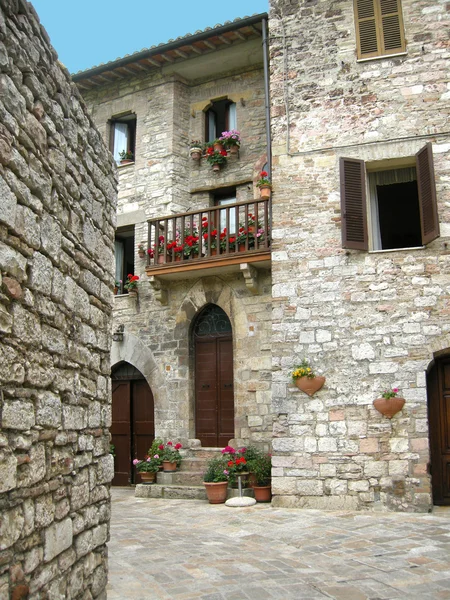 Kleine gasse in assisi - italien — Stockfoto