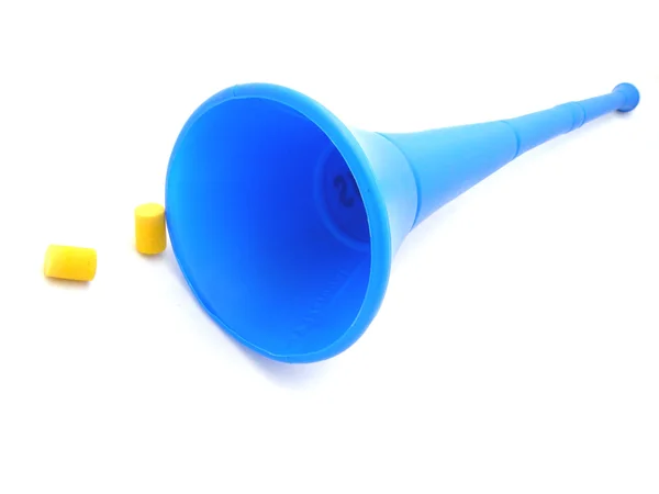 Una trompeta de juguete de plástico azul aislado sobre un fondo blanco.