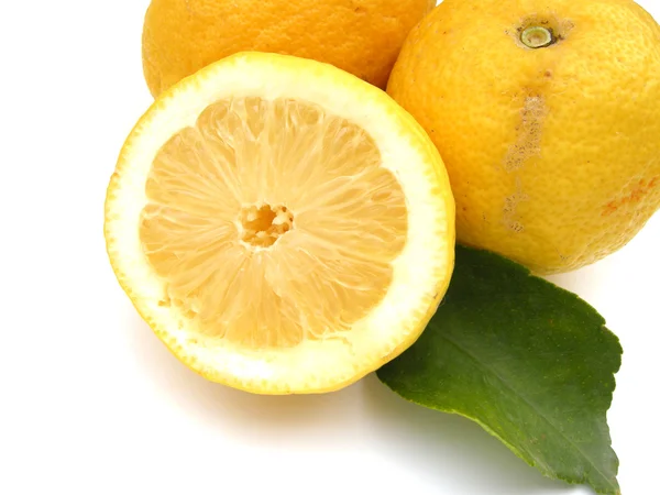 Limones con hoja — Foto de Stock