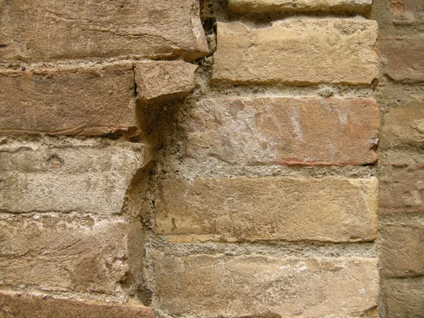 Gebroken bakstenen in oude muur — Stockfoto