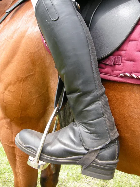 Persoon draagt paardrijden laarzen — Stockfoto