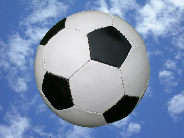 Μπάλα ποδοσφαίρου στο γαλάζιο του ουρανού — Φωτογραφία Αρχείου