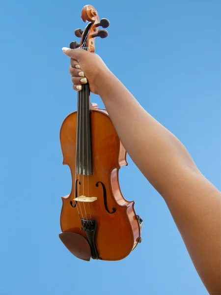 Черная рука со скрипкой — стоковое фото