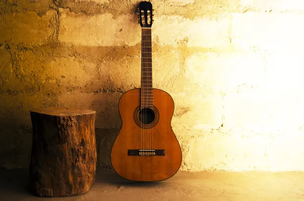Akusztikus gitár a régi fal — Stock Fotó