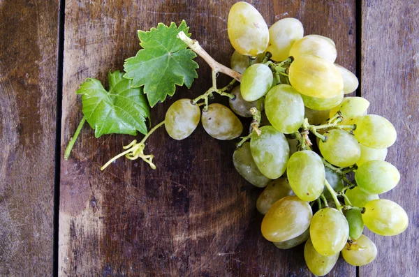 Druiven op houten ondergrond — Stockfoto