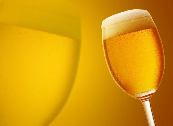 แก้วและเบียร์ — ภาพถ่ายสต็อก