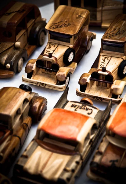 Деревянные игрушечные машины ручной работы — стоковое фото