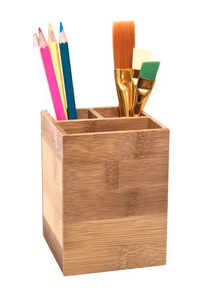 Bleistifte im Holzetui isoliert auf weiß lizenzfreie Stockfotos