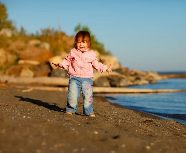 Κοριτσάκι είναι χαρούμενος στην παραλία — Φωτογραφία Αρχείου
