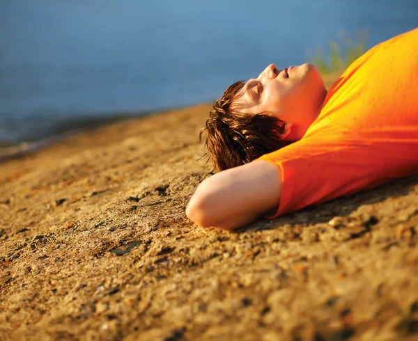 Un tânăr se relaxează pe plajă — Fotografie, imagine de stoc