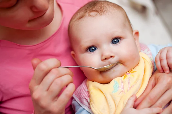 Madre alimentación bebé —  Fotos de Stock